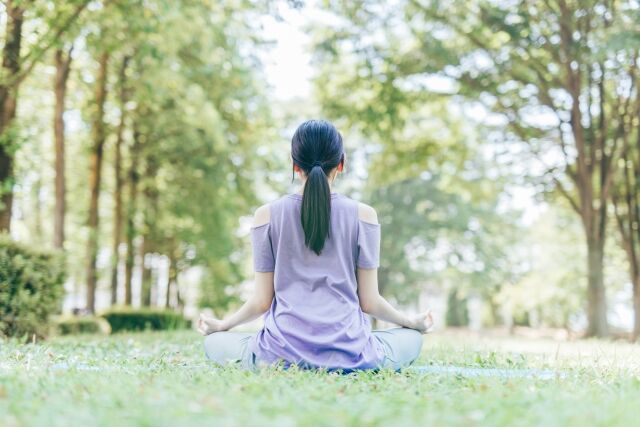 【保存版】なぜヨガをすると「心も体もスッキリ」するのか？瞑想から紐解くメカニズム〜